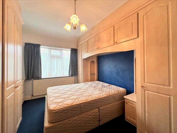2 Bedroom Bungalow For Sale In Highlands Estate, Leigh On Sea, Essex, SS9