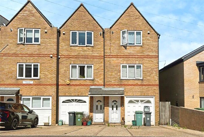 3 Bedroom House To Rent In Corinthian Court, West Hill Road, Cowes, PO31