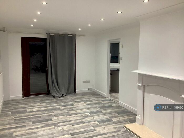 3 Bedroom End Of Terrace House To Rent In Bampton Court, Corby, NN18