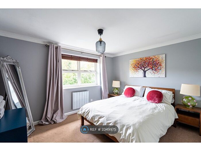 2 Bedroom Flat To Rent In Rosebank, Teddington, TW11