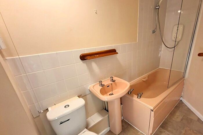 1 Bedroom Flat For Sale In Oak Manor Drive, Cheltenham, Gloucestershire, GL52