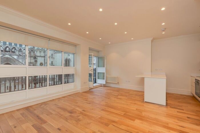 3 Bedroom Flat To Rent In Devereux Court, London, WC2R