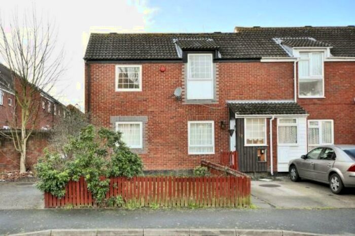 2 Bedroom Terraced House To Rent In Globe Pond Road, SE16