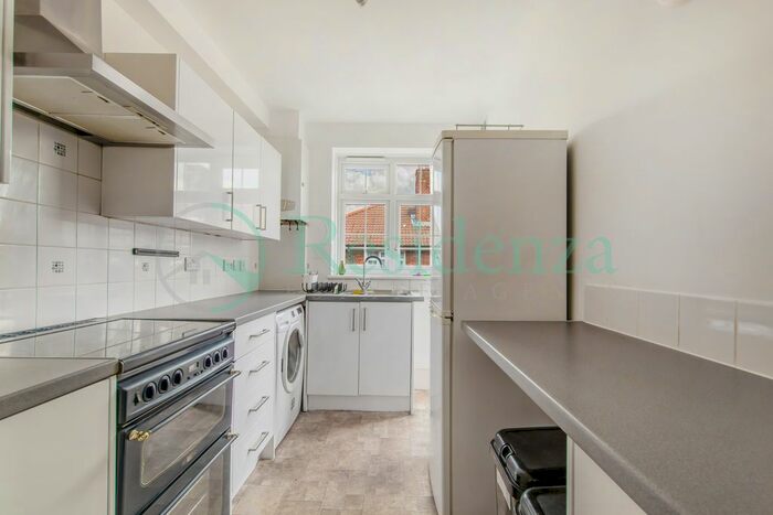 3 Bedroom Flat To Rent In Garratt Lane, London, SW17