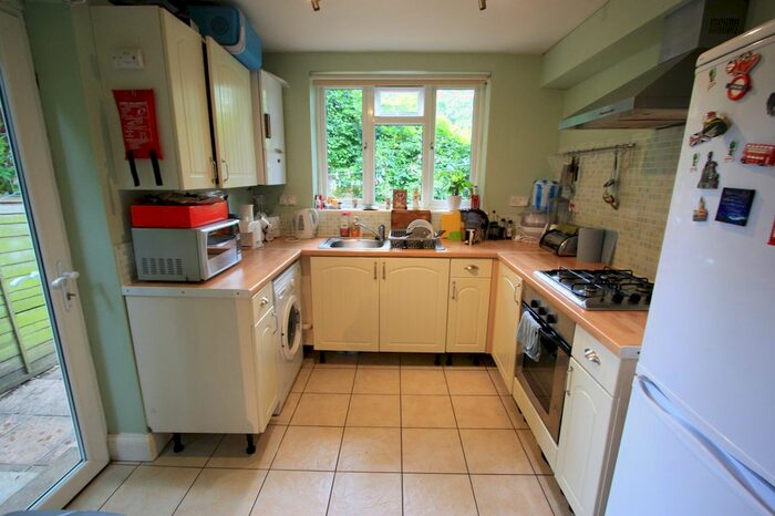 2 Bedroom Flat To Rent In Hambro Road, London, SW16