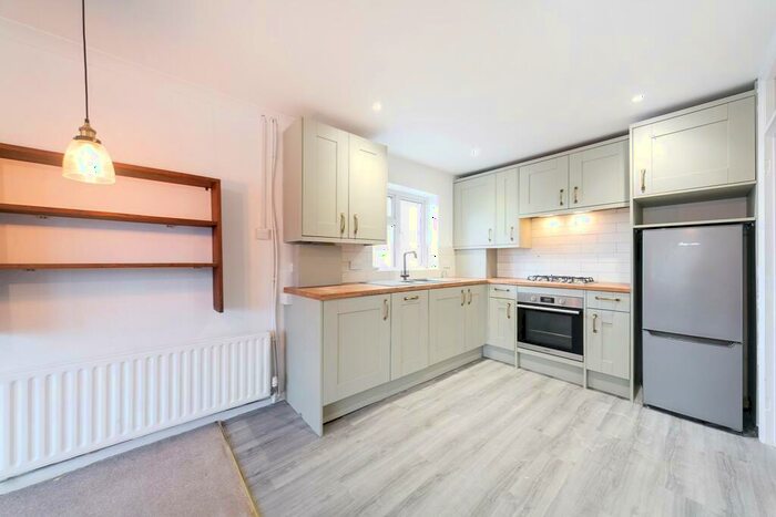 2 Bedroom Flat To Rent In Enmore Road, London, SE25