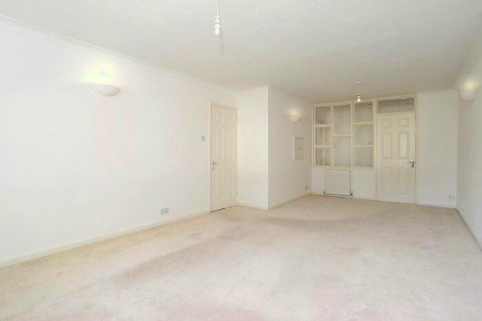 2 Bedroom Flat To Rent In Coniston Court, Weybridge, KT13