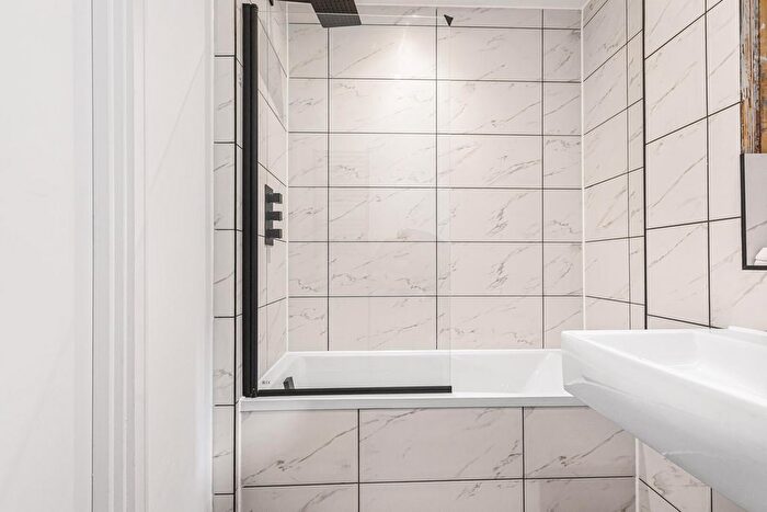 2 Bedroom Flat For Sale In Coleman Fields, Islington, London, N1