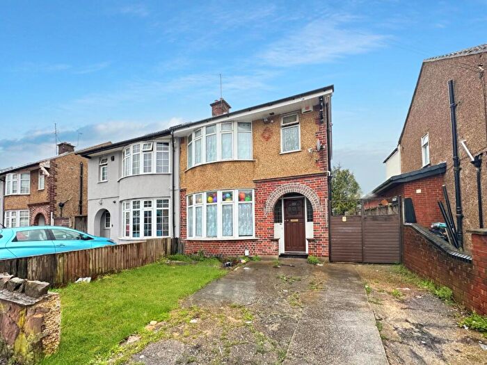 3 Bedroom Semi Detached House For Sale In St. Margarets Avenue, Luton, LU3