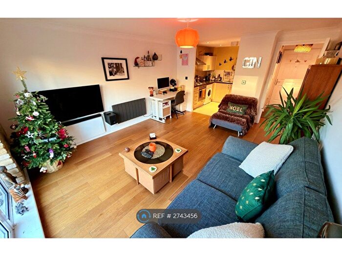 1 Bedroom Flat To Rent In Coalstore Court, London, E1