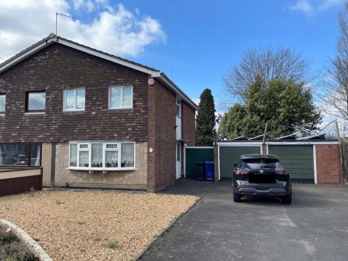 3 Bedroom Semi Detached House For Sale In Pensnett - Swan Street, DY5