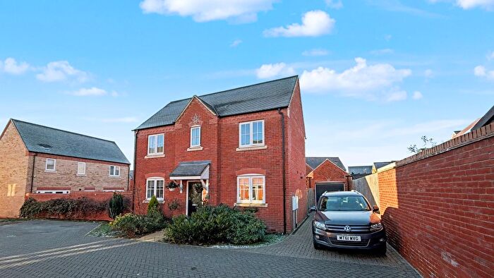 3 Bedroom Detached House For Sale In Whitcliffe Close, Kingsmere, Bicester, OX26