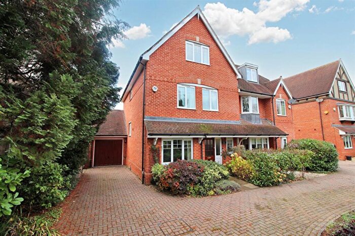 4 Bedroom Semi Detached House For Sale In Parkside Road, Reading, RG30