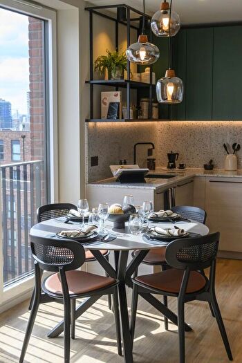 2 Bedroom Apartment For Sale In Heron Wharf, Leven Road, London, E14