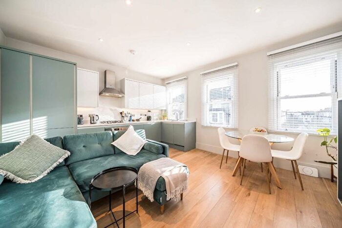 2 Bedroom Flat To Rent In Battersea Rise, London, SW11