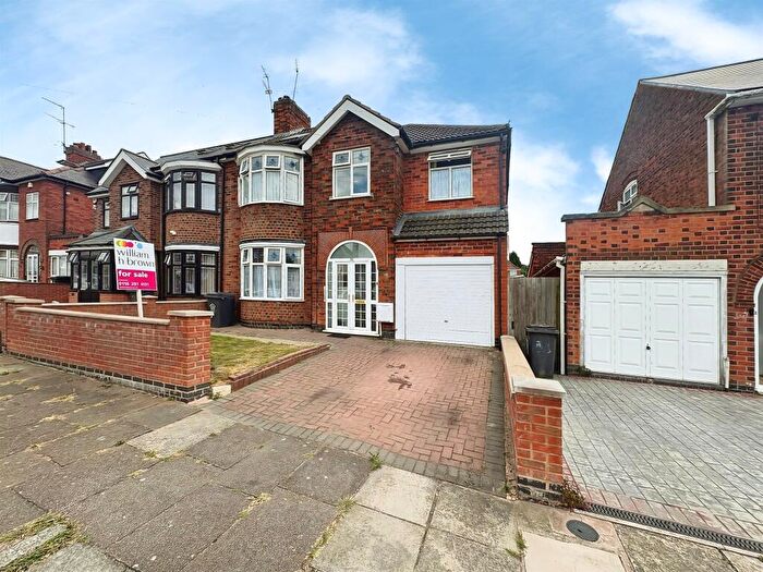 6 Bedroom Semi-Detached House For Sale In Trueway Road, Leicester, LE5