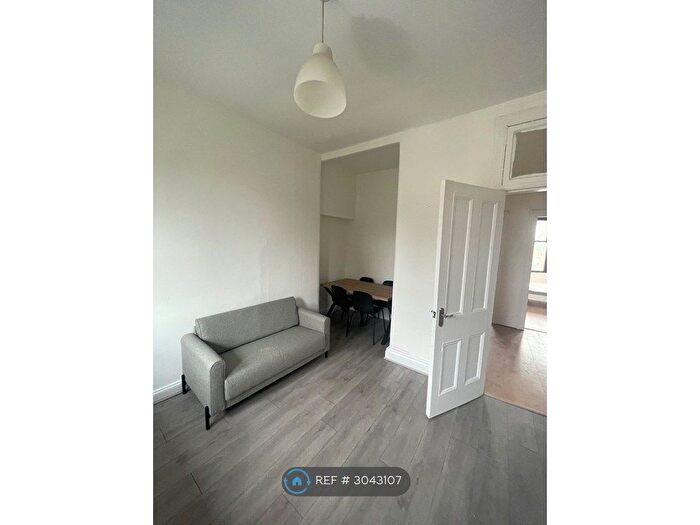 2 Bedroom Flat To Rent In Byres Road, Glasgow, G11