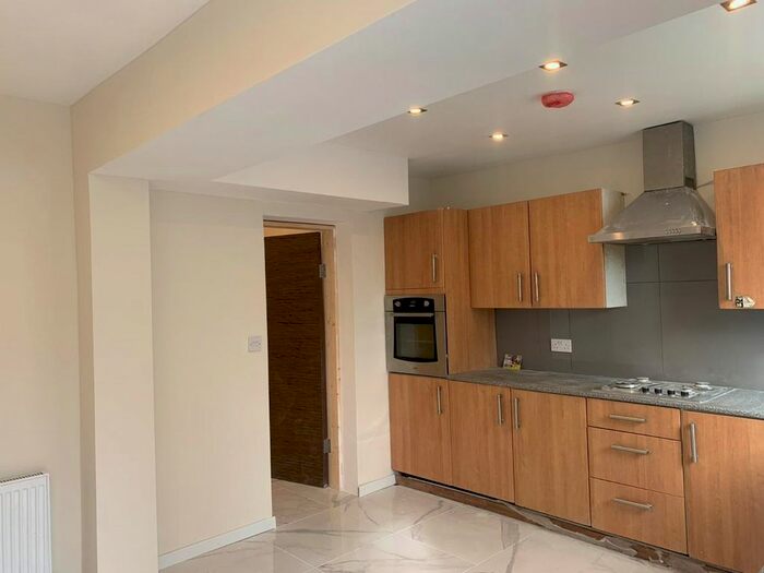 6 Bedroom Terraced House To Rent In Kingston Road, London N9