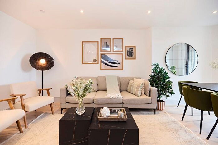 3 Bedroom Flat To Rent In Station Road, London, SW19