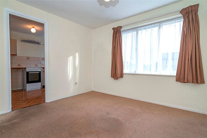 1 Bedroom Flat For Sale In Oakridge Drive, London, N2