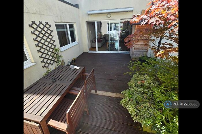 2 Bedroom Flat To Rent In Sternhall Lane, London, SE15