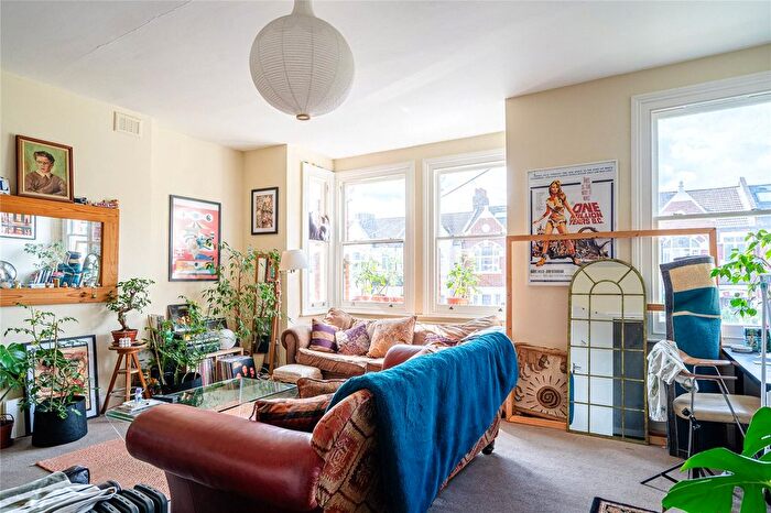 3 Bedroom Flat To Rent In Gleneagle Road, London, SW16