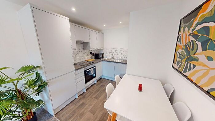 2 Bedroom Flat To Rent In Ap, - Willerby Road, HU5