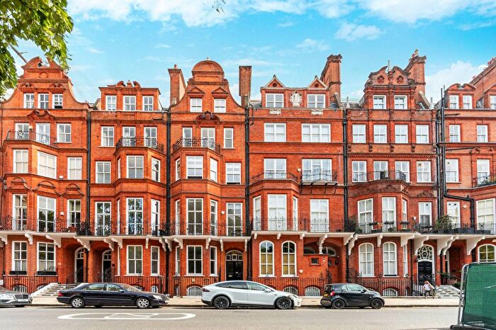 1 Bedroom Flat To Rent In Cadogan Square, Chelsea, London, SW1X