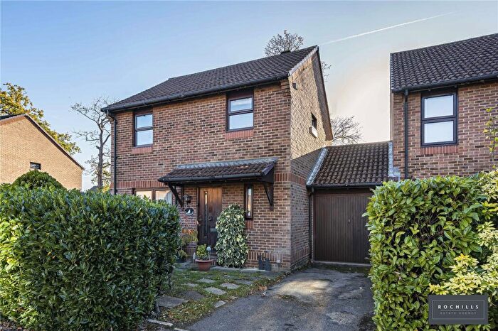 3 Bedroom Link Detached House For Sale In Fisher Close, Hersham, Walton-on-Thames, Surrey, KT12