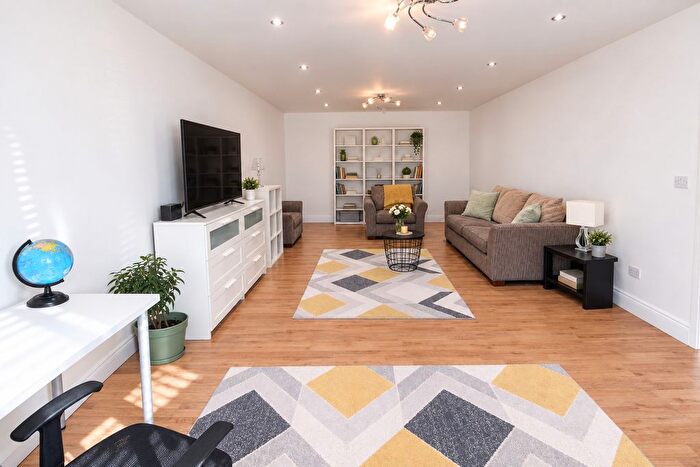 4 Bedroom Semi Detached House To Rent In River Bank, Winchmore Hill, N21