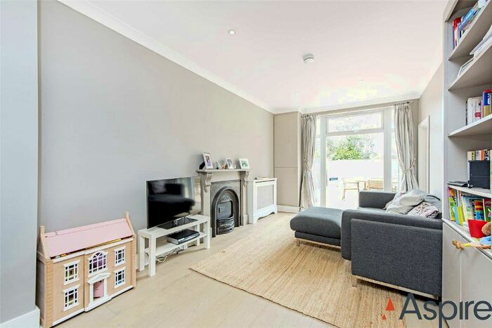 3 Bedroom Flat To Rent In Mitcham Lane, London, SW16