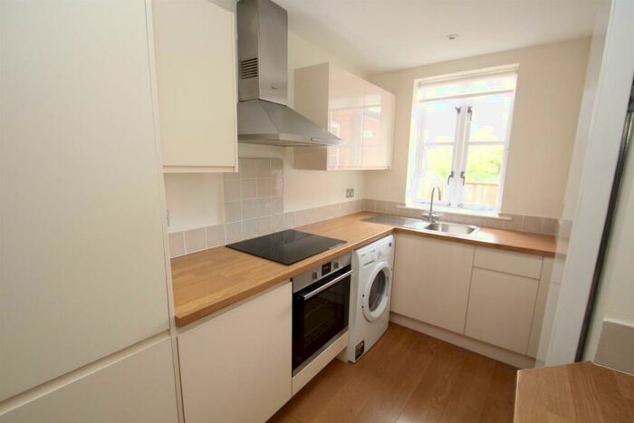 2 Bedroom Flat To Rent In High Street, Stony Stratford, Milton Keynes, MK11