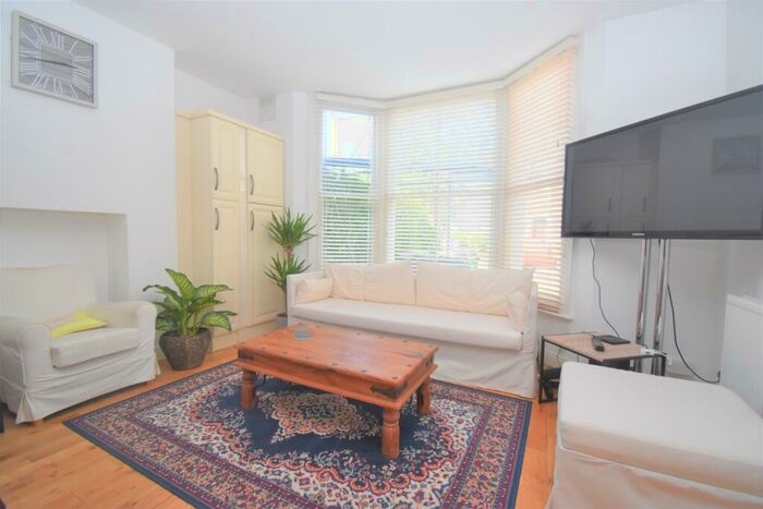 2 Bedroom Flat To Rent In Arngask Road London, SE6