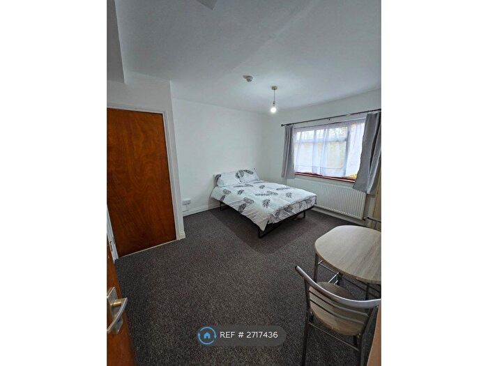 Studio To Rent In Belmont Road, London, N15