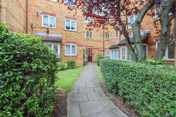 2 Bedroom Flat To Rent In Greenway Close, London, N11