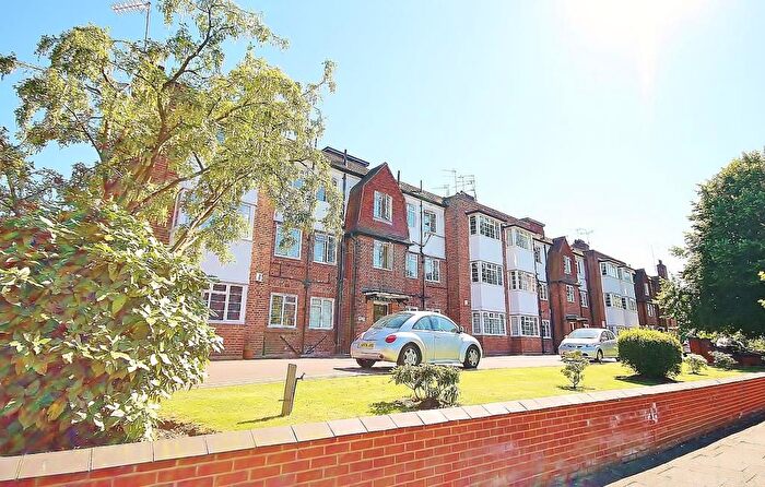 3 Bedroom Flat To Rent In Cecil Close, Mount Avenue, London, W5