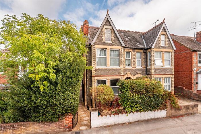 6 Bedroom Semi-Detached House For Sale In Waverley Road, Reading, RG30