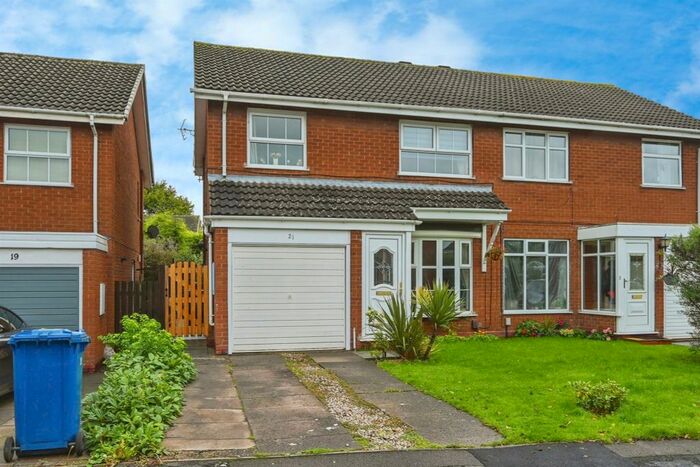 3 Bedroom Semi-Detached House For Sale In Norwich Close, Lichfield, WS13