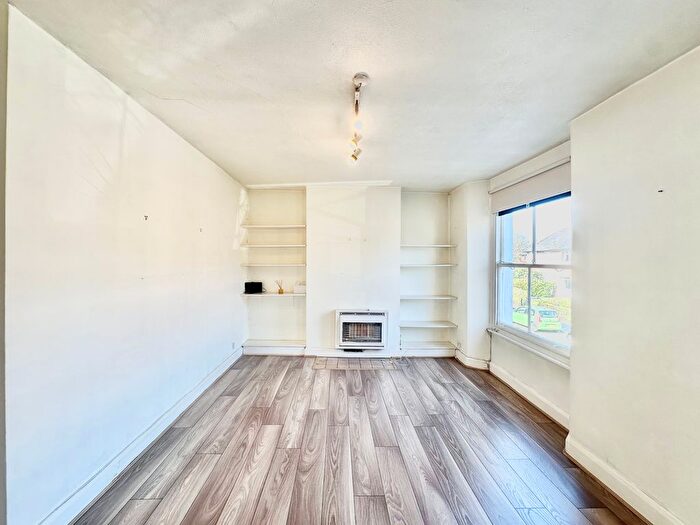 1 Bedroom Flat To Rent In Broughton Road, Fulham, London, SW6