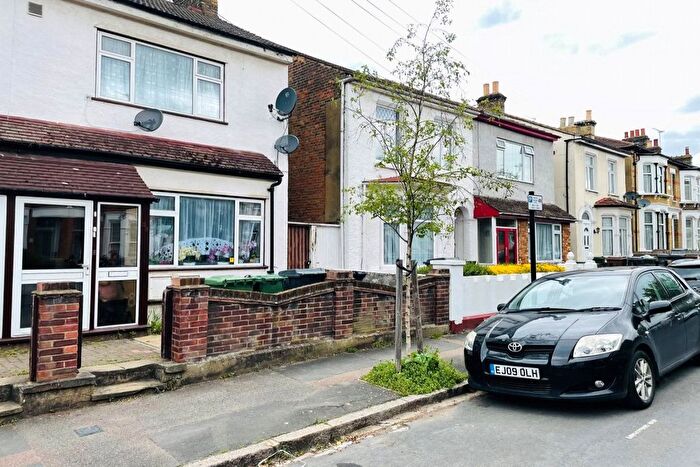 2 Bedroom Flat To Rent In Salisbury Road, Walthamstow, E17