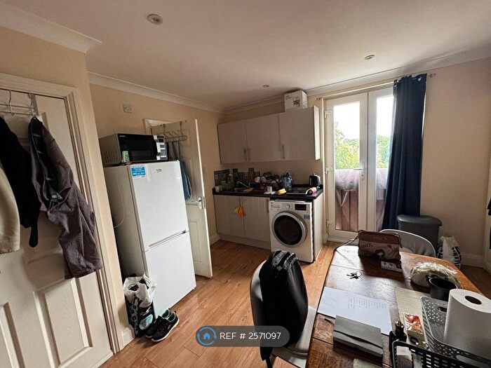 Studio To Rent In Hanworth Road, Hounslow, TW3