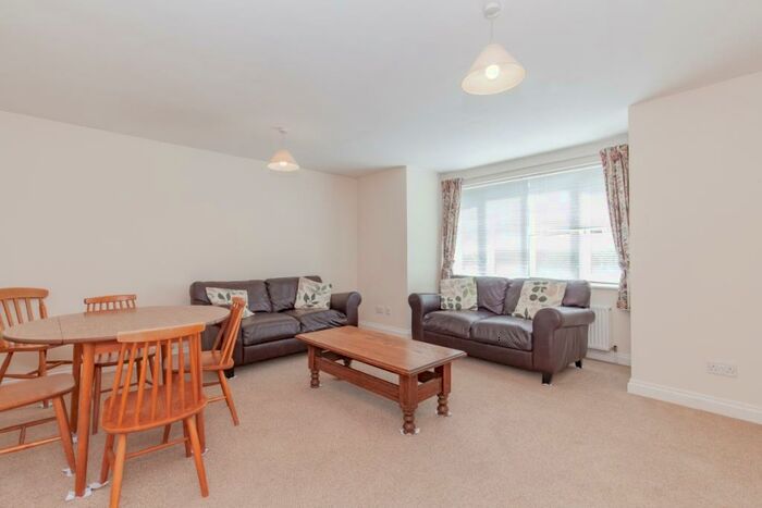 2 Bedroom Flat To Rent In Hundar Court, Kennington, OX1
