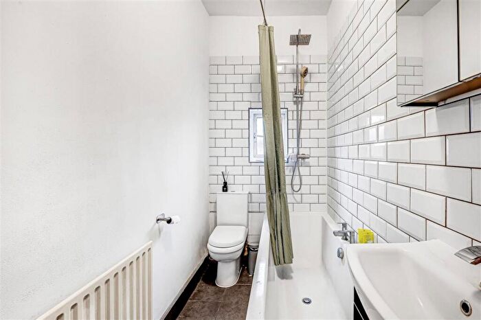 1 Bedroom Flat For Sale In Endlesham Road, SW12