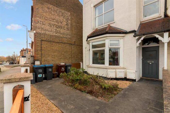 1 Bedroom Flat For Sale In Queens Road, London, SW19