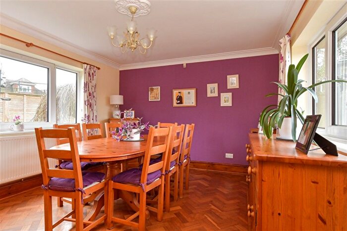 4 Bedroom Semi-detached House For Sale In Willow Wood Road, Meopham, Kent, DA13