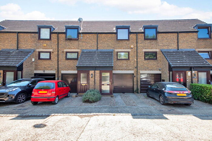 2 Bedroom Maisonette For Sale In Bazes Shaw, New Ash Green, DA3