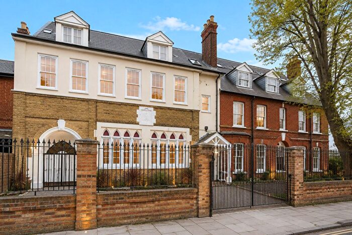 3 Bedroom Flat To Rent In Cobourg Road, London, SE5
