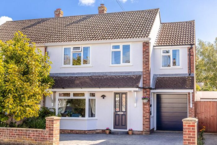 4 Bedroom Semi-Detached House For Sale In Kingsway Drive, Kidlington, OX5