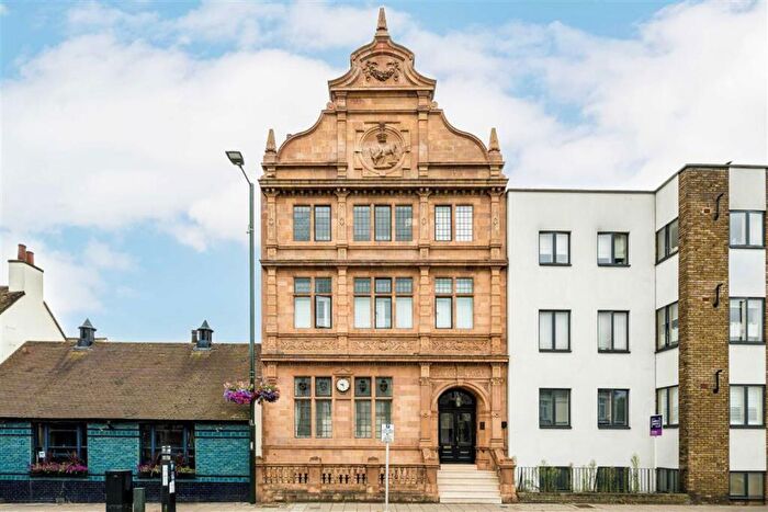 3 Bedroom Flat To Rent In High Street, Hampton Wick, KT1