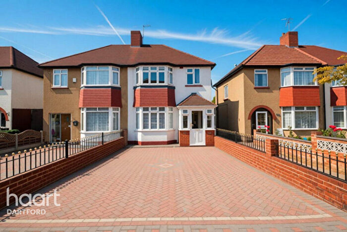 3 Bedroom Semi-Detached House For Sale In Burnham Road, Dartford, DA1